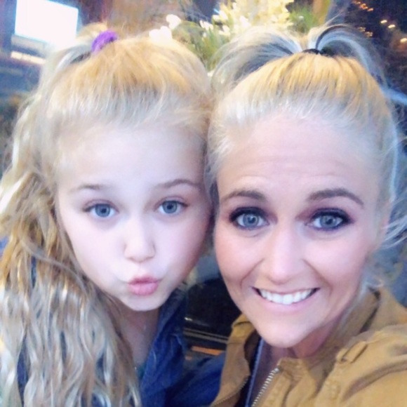 Meet your Posher, Hillary - Picture 1 of 1